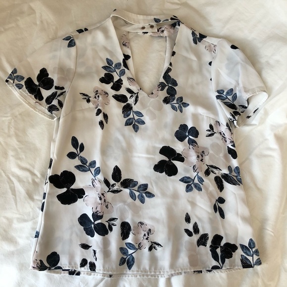 White floral top - Picture 2 of 6